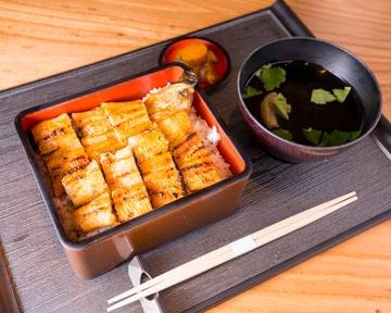 最高級国産うなぎ丸々1尾使用「寝床自慢のうな重」(漬物・タレ・山椒付)Nedoko's Prized Eel Over Rice (with Pickles)