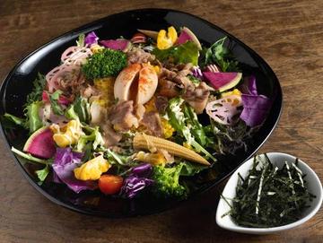 黒毛和牛ビーフボウル(牛丼)旬野菜サラダ仕立て 半熟煮卵つき