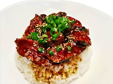 ハラミのレア焼肉丼