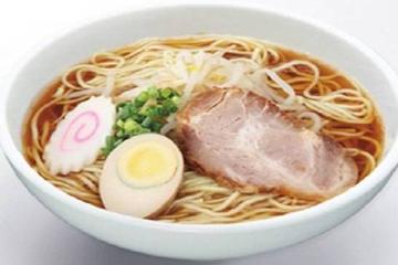 中華麺 Ramen with soy sauce based soup