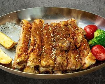 香ばしくグリルしたラムリブ
