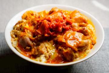 キムチの親子丼(鶏 80g)と唐揚げ2個 Kimchi oyakodon (80g chicken) and 2 pieces of karaage