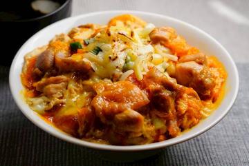 チーズの親子丼(鶏 80g)と唐揚げ2個 cheese oyakodon (80g chicken) and 2 pieces of karaage