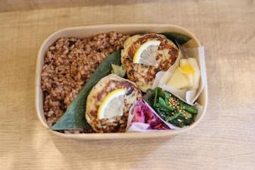 【豆腐ハンバーグゆず胡椒添】酵素玄米のお弁当(お味噌汁付き)