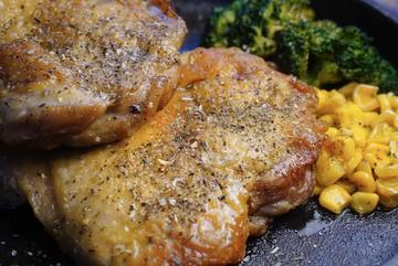 【人気No.1】スパイスハーブダブルチキンステーキ弁当 (240g) 240g Chicken Spiced Herb Steak Box
