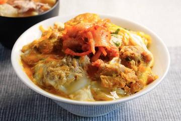 キムチの親子丼とわかめスープ Kimchi oyakodon and seaweed soup