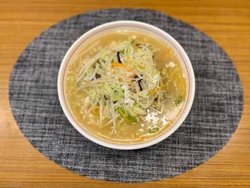 野菜たっぷりヘルシーラーメン！キャベツ、もやし、にんじん、キクラゲ、豚肉が盛りだくさん入っちゃいました！