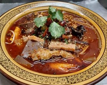 重慶風のホルモン・カモのチ・牛のハチノスなどのピリ辛煮込み
