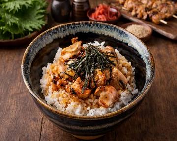 炭火焼き鳥丼 / Charcoal-Grilled Chicken Rice Bowl