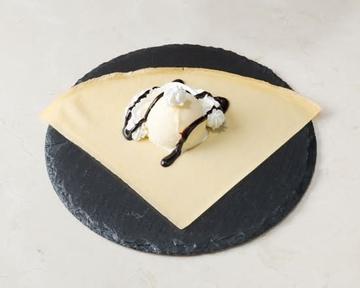 クレープ包みバニラアイス(チョコレートソース)