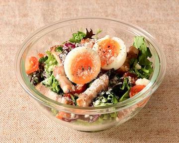 自家製ベーコンと半熟玉子のオーガニックシーザーサラダ ハニーマスタードのシーザードレッシング Special Caesar Salad