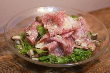 ミラノサラミとキノコのオーガニックサラダ レモンとアンチョビのドレッシング Salami and mushroom salad