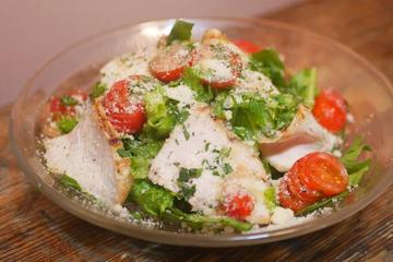 グリルチキンのオーガニックシーザーサラダ ハニーマスタードのシーザードレッシング Grilled chicken caesar salad