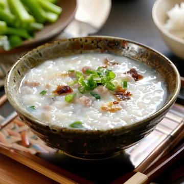 皮蛋肉粥+小包4個 [ ピータン粥+小籠包4個]