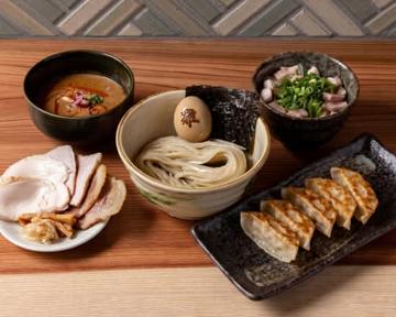 特撰つけ麺(赤)+ネギ肉飯+肉汁餃子セット