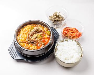 牛肉切り落としユッケジャン弁当+(おかず4種類) ++ 4
