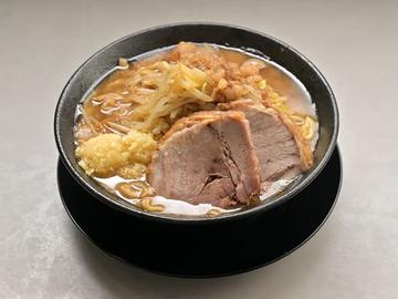 ラーメン(薄切りウデ肉2枚)【肉の旨み広がる】