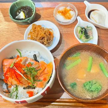 シャケ丼定食