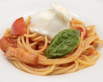 フルーツトマトとベーコンの トマトソーススパゲッティ ブッラータチーズ添え