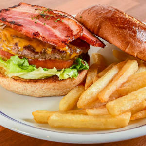 ベーコンチーズバーガー(フレンチフライ付き)
