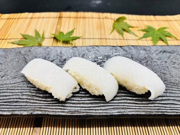 いかにぎり3貫 3 pieces of squid sushi