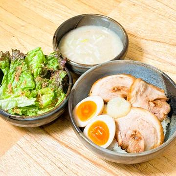 炙りチャーシュー丼・濃厚豚骨汁・ミニサラダセット(チャーシュー3枚、味玉1個、にんにく、