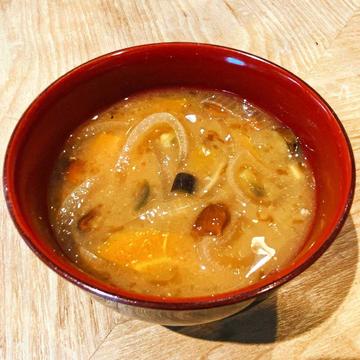 自家製出汁と味噌のスープ