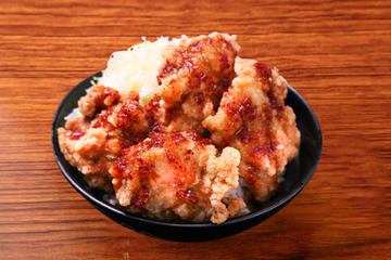 よだれ鶏唐揚げ丼Mouth-watering Japanese fried chicken over rice