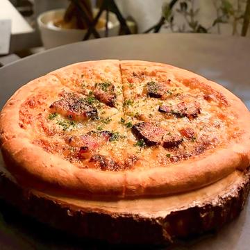 4種のチーズと豚バラ燻製のナポリ風ピザ