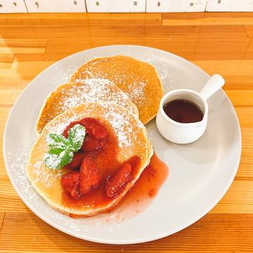 ストロベリーソースのパンケーキ