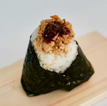 鶏そぼろオニギリ(ピーナッツの発酵ソース)(大)