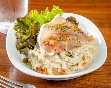 生ハムとブラックオリーブのポテトサラダ