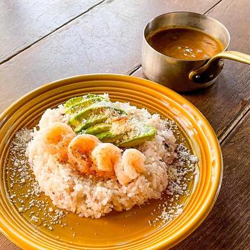 プリプリ海老とアボカドのカレー