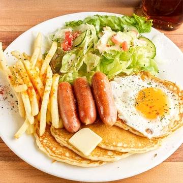ソーセージ＆エッグ パンケーキプレート【サラダ付】