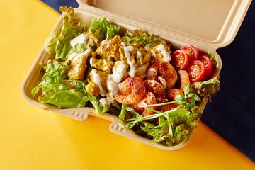 ケイジャン海老のチキンオーバーサラダ