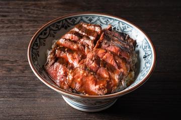 萬牛_ハラミ丼/ つぼ漬け、自家製辛子にんにく付