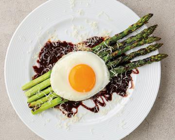 アスパラグリルとサニーサイドアップ Grilled Asparagus with Sunny-Side up Egg