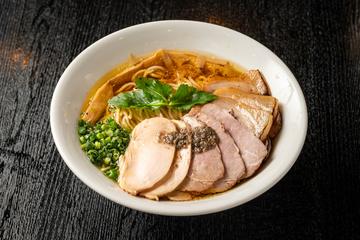 チャーシュートリュフ香るはまぐり醤油そば