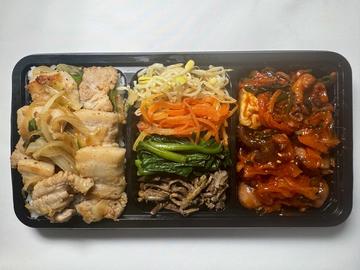 肉×旨辛バランス定食 サムギョプサル丼+ナムル盛り合わせ+イイダコ炒め