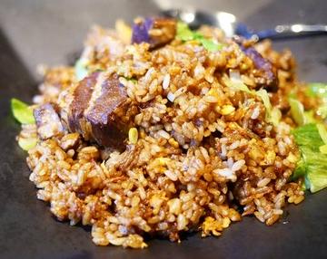 豚角煮黒チャーハン