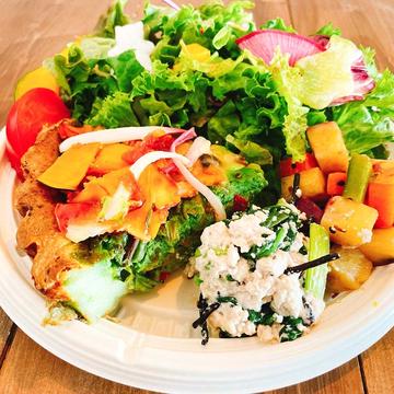 てんとうむしプレート『ほうれんそう と トマト、根菜の 彩りポテトグリーンキッシュ』
