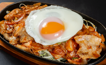豚キムチ炒め(目玉焼きのせ)