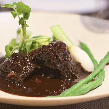 牛タンの赤ワイン煮込み