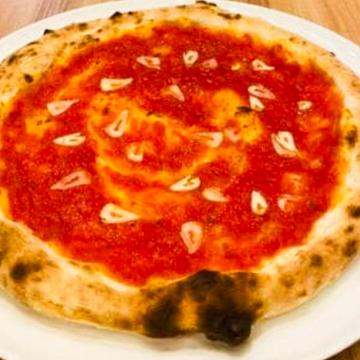 ニンニク、オレガノ、オリーブオイルのマリナーラ