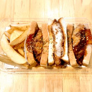 ● 【カテゴリー内 人気No.2】チョイ辛！スパイシーBBQチキンカツ(180g！)サンド・ポテトセット