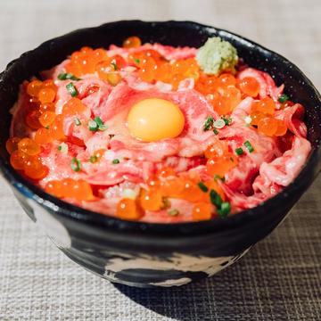 1.炙り牛トロいくら丼