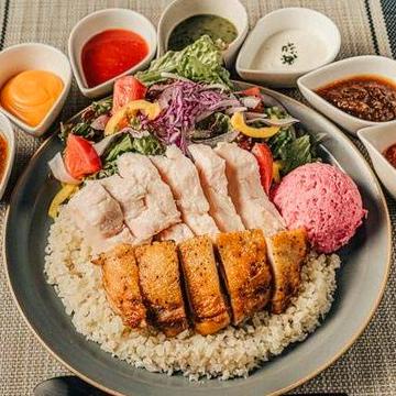 サラダライスで合い盛りジューシーチキンオーバーライス(グリルしたもも肉と低温調理のむね肉のハーフ＆ハーフ)※カリフラワーライス使用