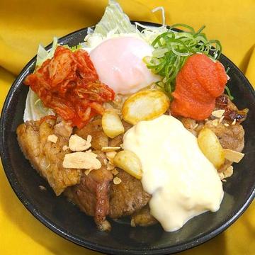 グランドスラムハラミ肉丼【キムチ・ねぎ・温玉・食べるラー油・明太子・タルタル】