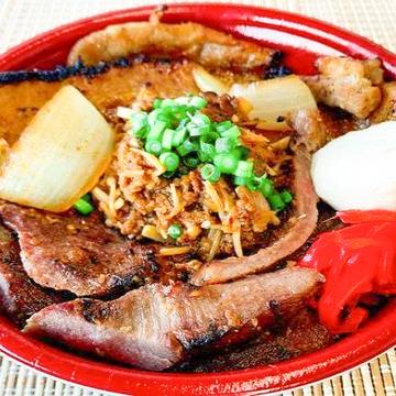 牛たんと豚バラ、牛たんそぼろ肉3種丼