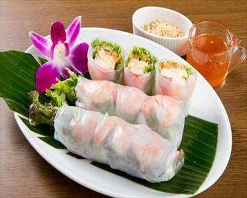 これぞ！エビとアボカドの生春巻き(2本)Two fresh spring rolls of shrimp and avocad)